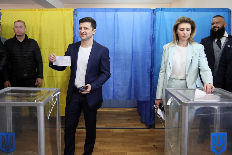 Na Ukrajině volí prezidenta. Favoritem druhého kola je komik Volodymyr Zelensky . (21.4.2019)