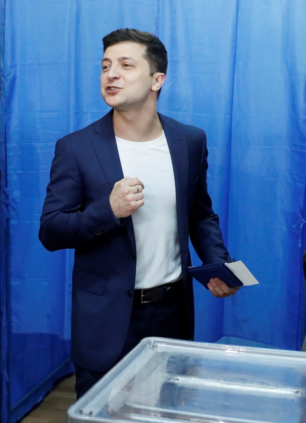 Na Ukrajině volí prezidenta. Favoritem druhého kola je komik Volodymyr Zelensky. (21.4.2019)