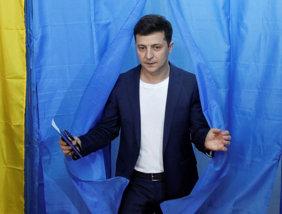 Na Ukrajině volí prezidenta. Favoritem druhého kola je komik Volodymyr Zelensky. (21. 4. 2019)