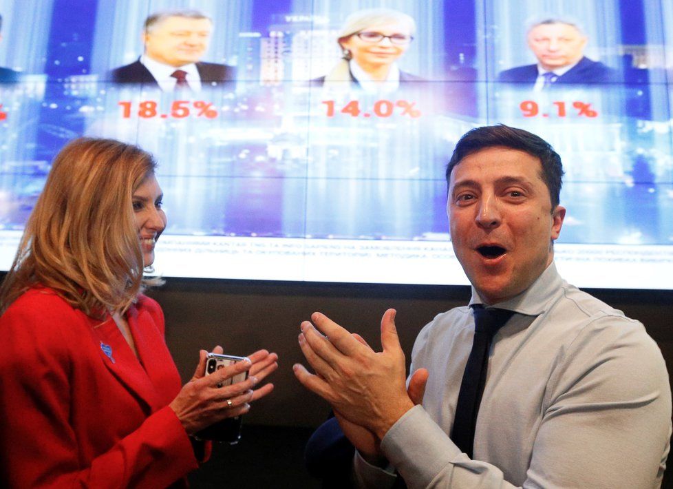 Herec Volodymyr Zelenskyj se raduje po zveřejnění prvních odhadů, podle kterých vyhrál první kolo prezidentských voleb. (31. 3. 2019)