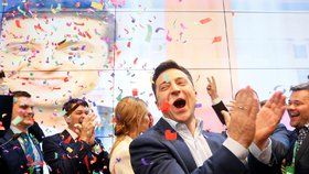 Volodomy Zelenskyj slaví po zveřejnění prvních odhadů. (21.4.2019)