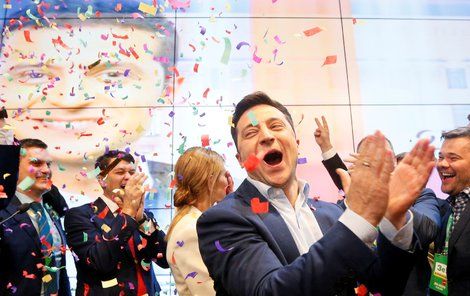 V ukrajinských volbách triumfoval herec Zelenskyj