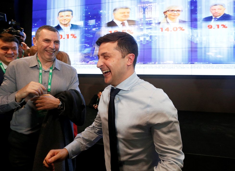 Herec Volodymyr Zelenskyj se raduje po zveřejnění prvních odhadů, podle kterých vyhrál první kolo prezidentských voleb. (31. 3. 2019)