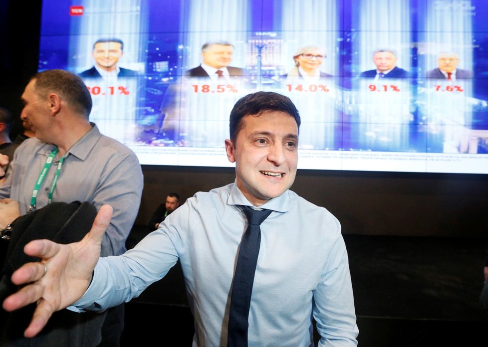 Herec Volodymyr Zelenskyj se raduje po zveřejnění prvních odhadů, podle kterých vyhrál první kolo prezidentských voleb. (31.3.2019)