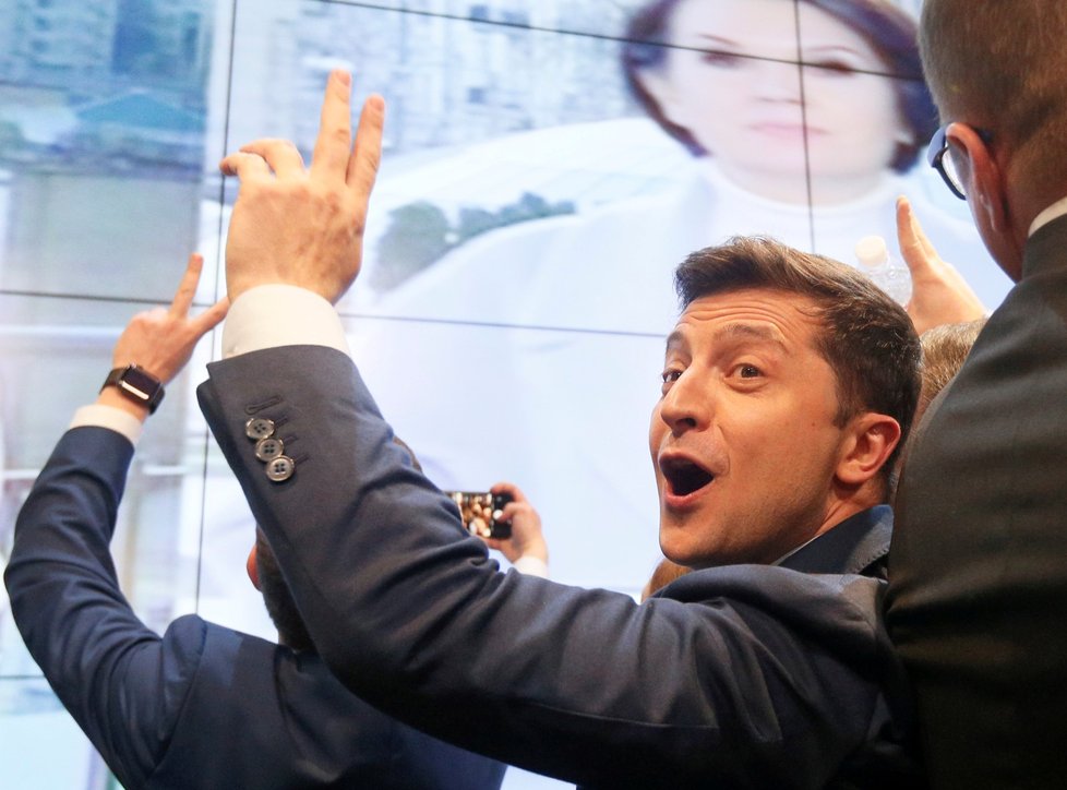 Volodomy Zelenskyj slaví po zveřejnění prvních odhadů. (21. 4. 2019)