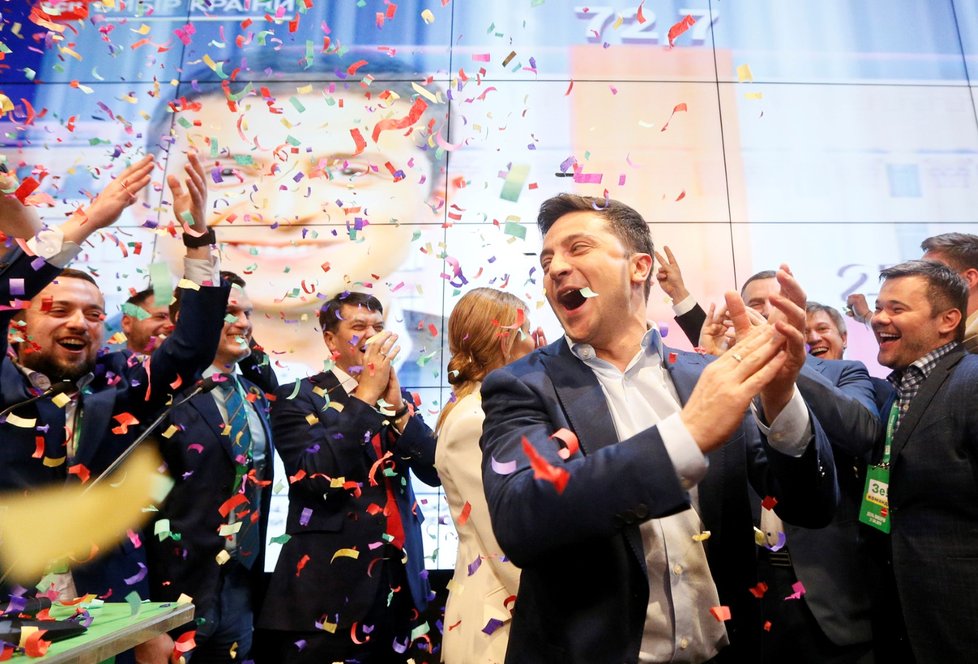 Volodomy Zelenskyj slaví po zveřejnění prvních odhadů. (21. 4. 2019)