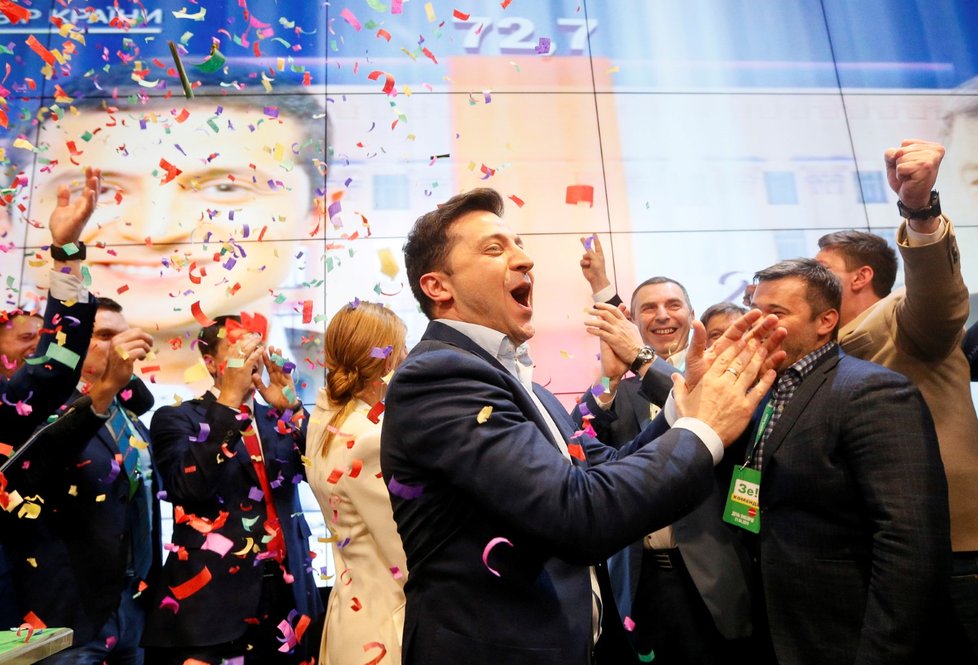 Volodomy Zelenskyj slaví po zveřejnění prvních odhadů. (21.4.2019)