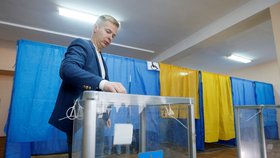 Na Ukrajině začalo druhé kolo prezidentských voleb. Jejich favoritem je herec a politický nováček Volodymyr Zelenskyj, který podle průzkumů s výrazným náskokem porazí dosavadní hlavu státu Petra Porošenka. (21.4.2019)