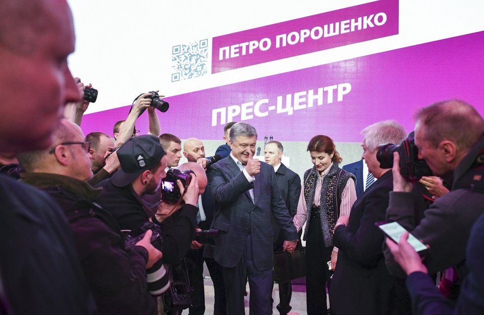 Svůj mandát se snaží obhájit stávající prezident Petro Porošenko (31. 1. 2019)