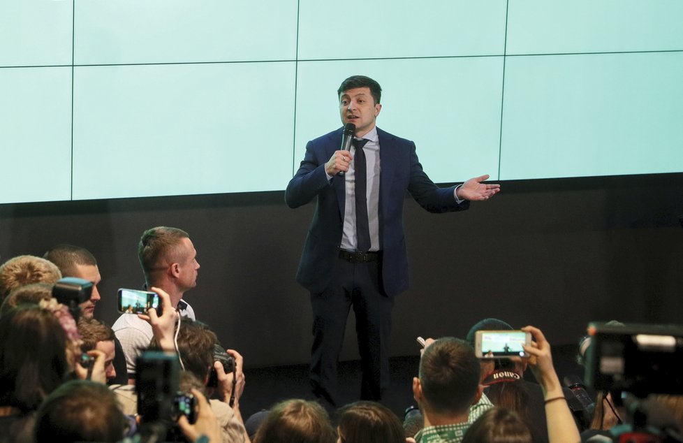 Komik Volodymyr Zelenskyj je favoritem prezidentských voleb na Ukrajině. Po prvním kole vede. (31.3. 2019)