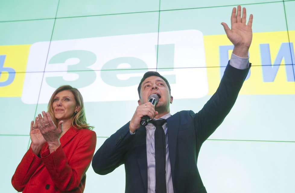 Komik Volodymyr Zelenskyj je favoritem prezidentských voleb na Ukrajině. Po prvním kole vede (31.3. 2019)