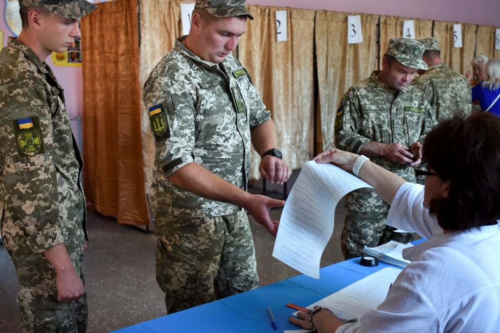 Na Ukrajině se konají volby, favoritem je strana prezidenta Zelenského (21. 7. 2019)