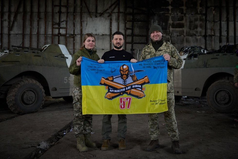Volodymyr Zelenskyj se fotil s vojáky u fronty v Bachmutu (22. 3. 2023).