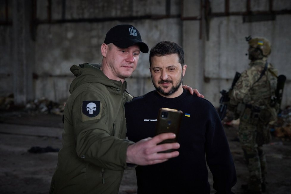 Volodymyr Zelenskyj se fotil s vojáky u fronty v Bachmutu (22. 3. 2023).