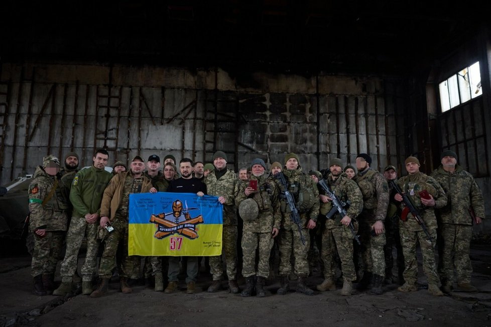 Volodymyr Zelenskyj se fotil s vojáky u fronty v Bachmutu (22. 3. 2023).