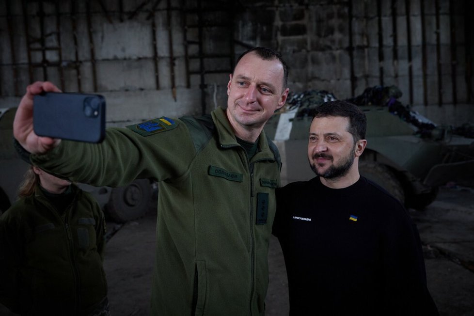 Volodymyr Zelenskyj se fotil s vojáky u fronty v Bachmutu. (22. 3. 2023)