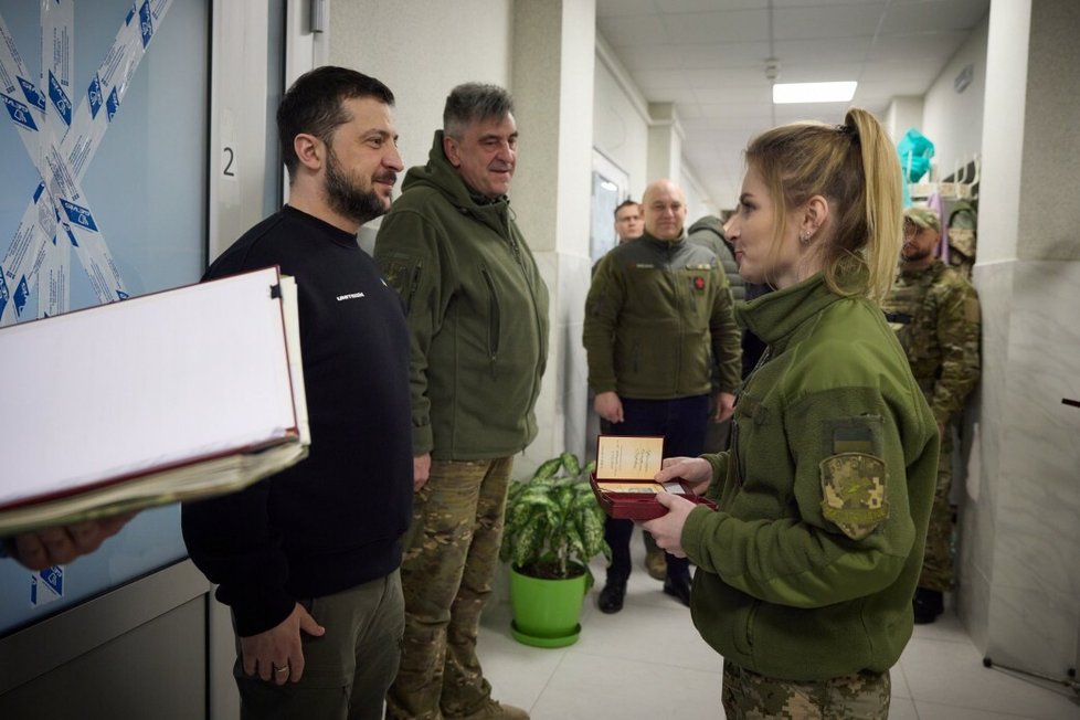 Volodymyr Zelenskyj navštívil raněné vojáky v Doněcké oblasti. (22. 3. 2023)