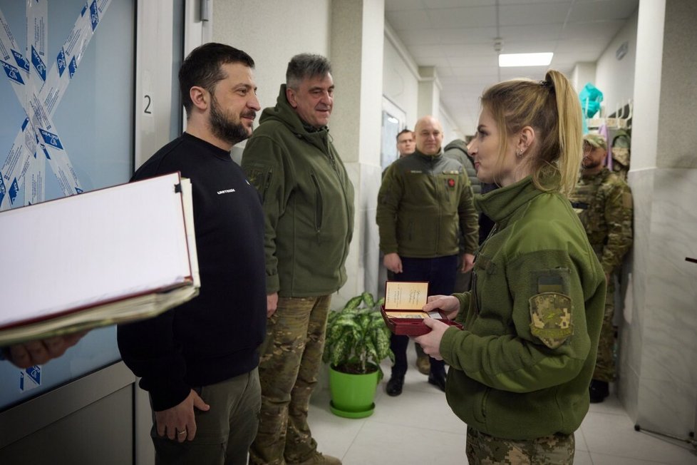 Volodymyr Zelenskyj navštívil raněné vojáky v Doněcké oblasti