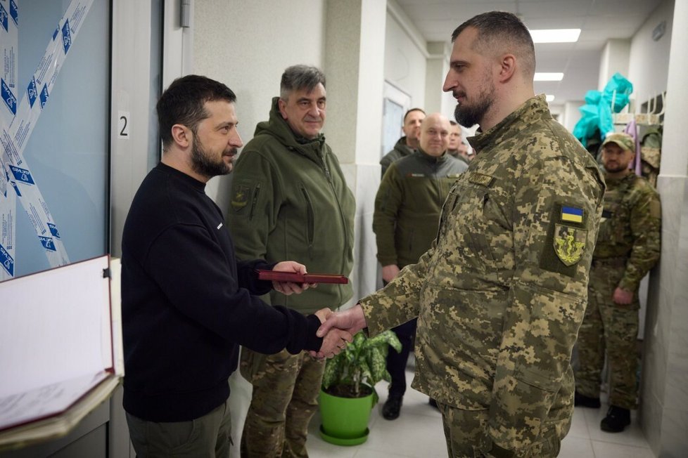 Volodymyr Zelenskyj navštívil raněné vojáky v Doněcké oblasti (22. 3. 2023).