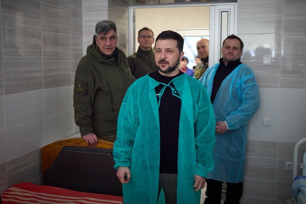 Volodymyr Zelenskyj navštívil raněné vojáky v Doněcké oblasti
