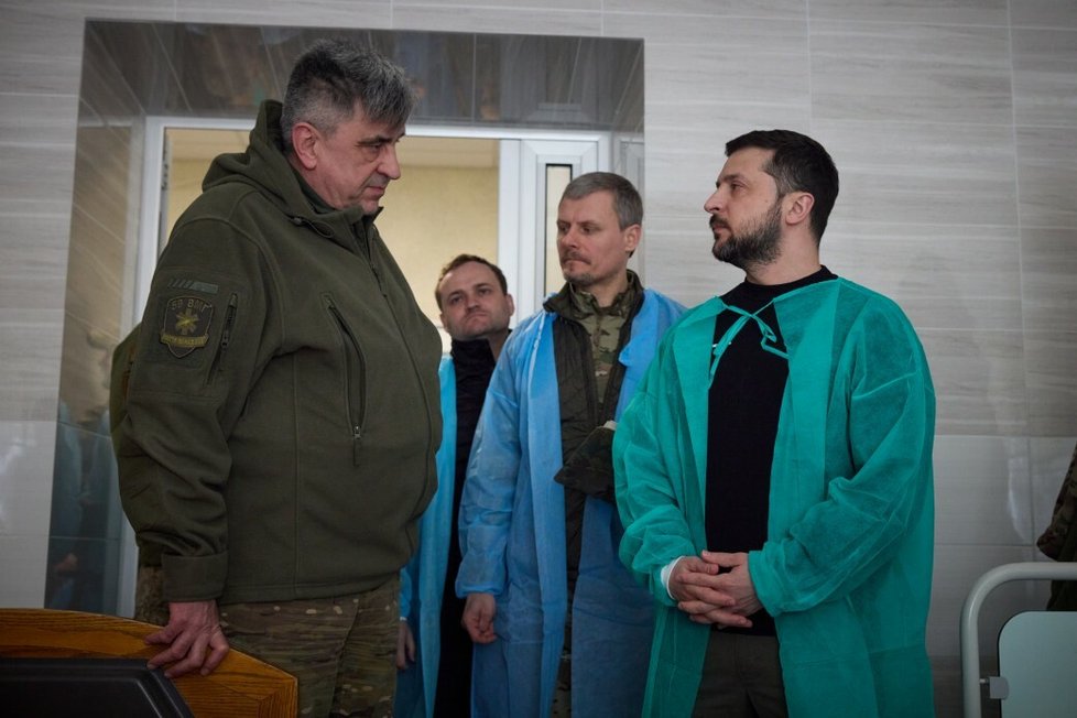 Volodymyr Zelenskyj navštívil raněné vojáky v Doněcké oblasti (22. 3. 2023).