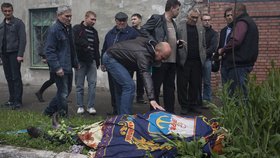 Mrtvý separatista v Mariupolu.