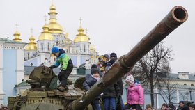 Výstava na Ukrajině: Tyhle zbraně mají dokazovat, že se do bojů zapojilo Rusko