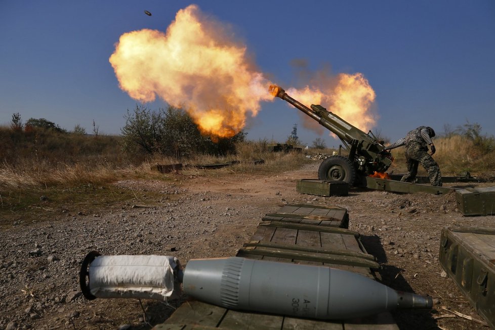 Těžké zbraně na ukrajinské frontě: proruský rebel u děla