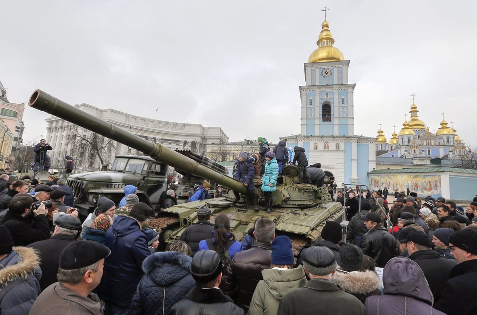 Výstava na Ukrajině: tyhle zbraně mají dokazovat, že se do bojů zapojilo Rusko