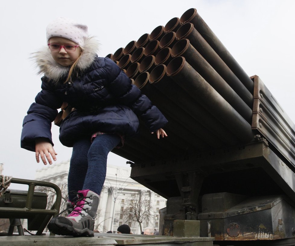 Výstava na Ukrajině: tyhle zbraně mají dokazovat, že se do bojů zapojilo Rusko