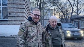 Šéf Wagnerovců Jevgenij Prigožin (vpravo) s poslancem Milonovem na Ukrajině (duben 2022).