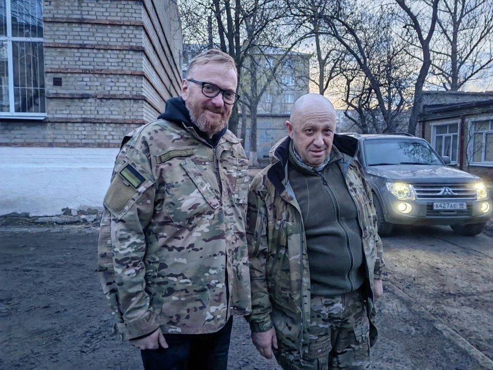 Šéf Wagnerovců Jevgenij Prigožin (vpravo) s poslancem Milonovem na Ukrajině (duben 2022)