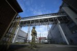 Ruský voják v areálu Záporožské jaderné elektrárny 