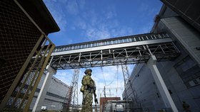 Ruský voják v areálu Záporožské jaderné elektrárny