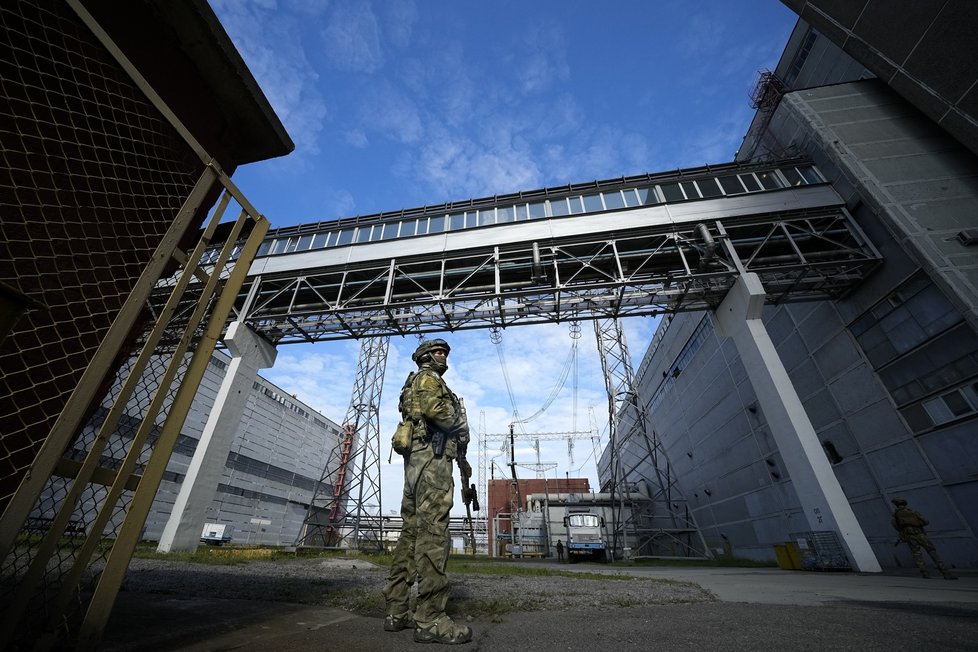 Ruský voják v areálu Záporožské jaderné elektrárny (
