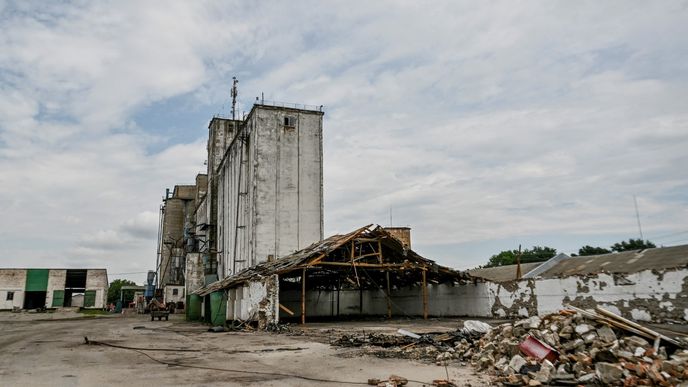 Zásobník pšenice poničený ruským útokem. Záporožská oblast, 5 8. 2022.