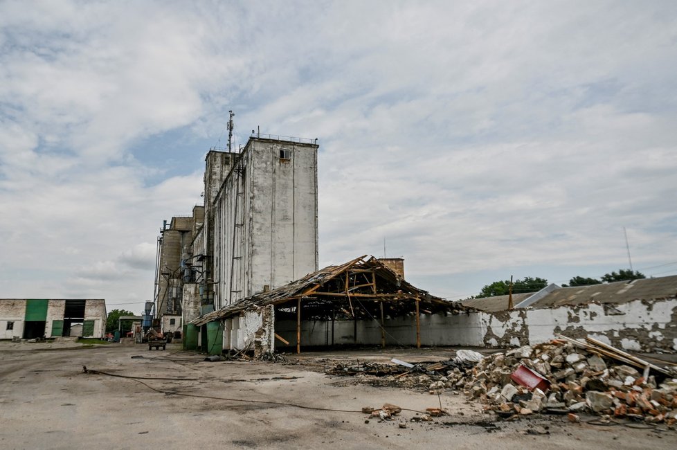 Zásobník pšenice poničený ruským útokem. Záporožská oblast, 5 8. 2022.