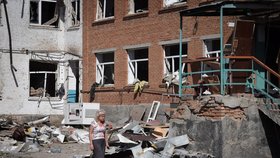Ukrajinští záchranáři u budov zničených při nedělním ruském úderu ve městě Orichiv v Záporožské oblasti (10.7.2023)