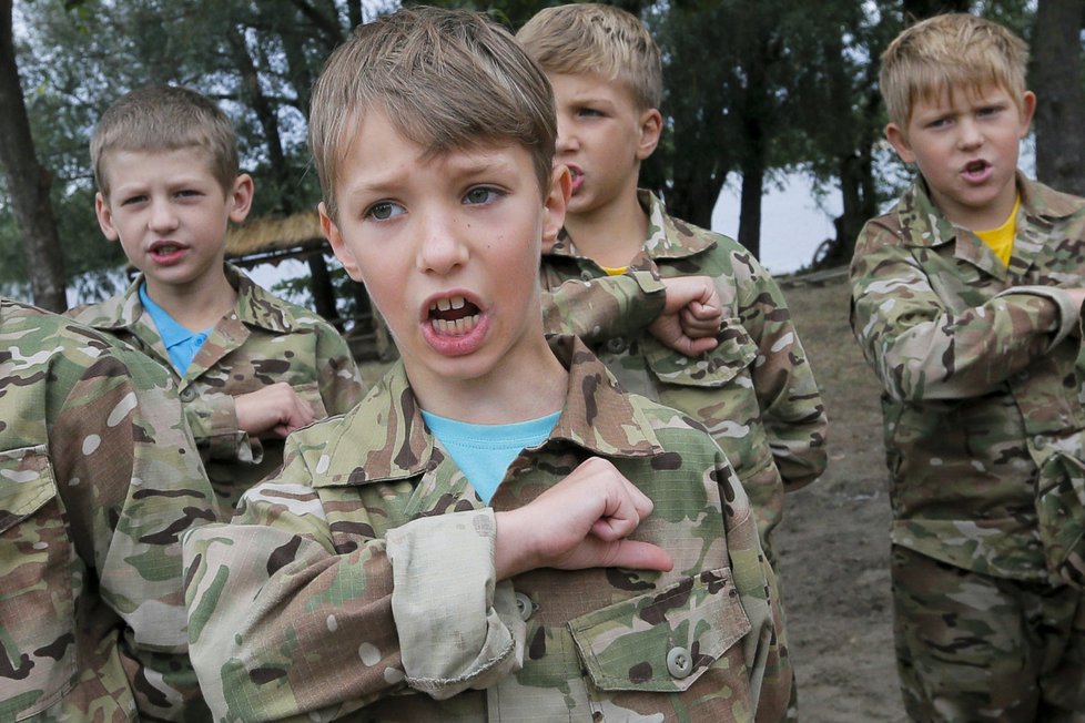Ukrajinské děti se o prázdninách učí válčit