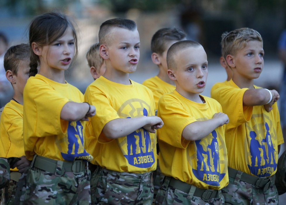 Ukrajinské děti se učí o prázdninách válčit