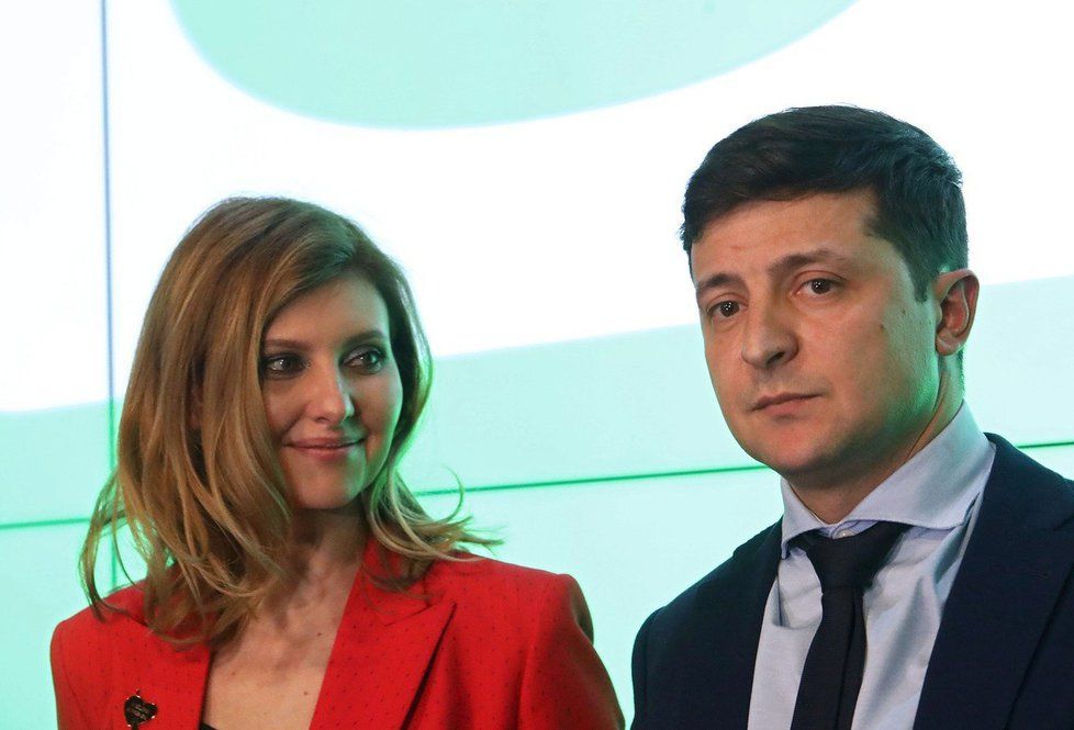 Nově zvolený ukrajinský prezident Volodymyr Zelenskyj s manželkou Olenou