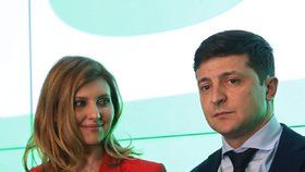 Nově zvolený ukrajinský prezident Volodymyr Zelenskyj s manželkou Olenou