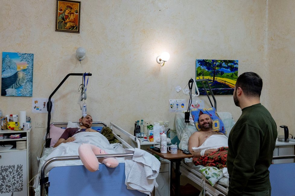 Prezident Zelenskyj navštívil zraněné vojáky v nemocnici. (7. 12. 2022)