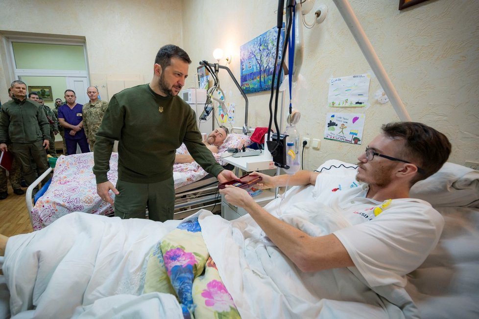Prezident Zelenskyj navštívil zraněné vojáky v nemocnici. (7. 12. 2022)