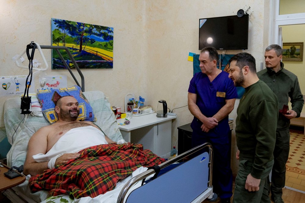 Prezident Zelenskyj navštívil zraněné vojáky v nemocnici (7. 12. 2022)