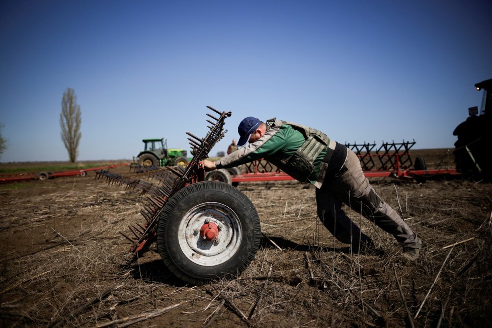 Ukrajinští zemědělci v neprůstřelných vestách pokračují v osévání polí (