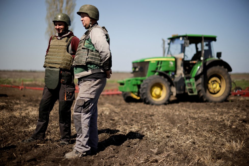 Ukrajinští zemědělci v neprůstřelných vestách pokračují v osévání polí (