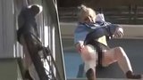 Nechtěný striptýz: Babička při nadávaní vypadla z balkonu, zachytila se o šaty