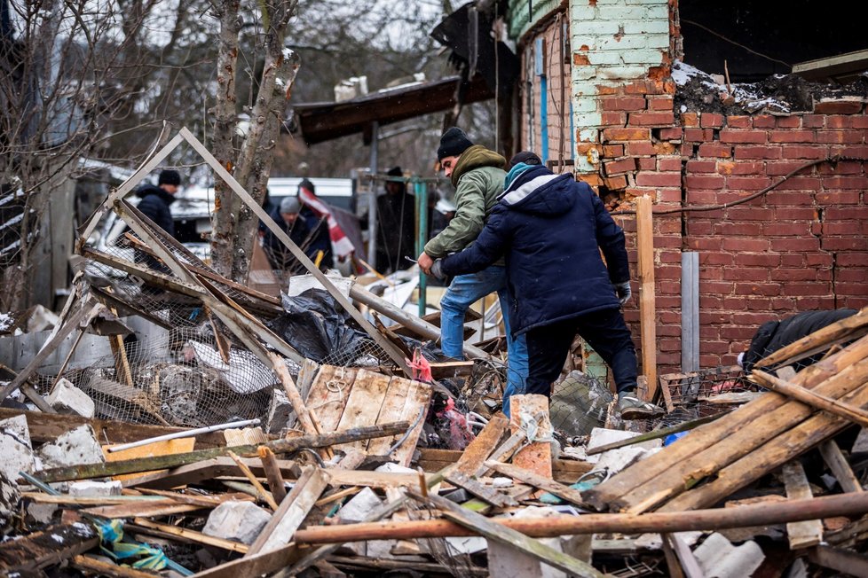 Odklízení trosek v bombardovaném Žytomyru, 2. března.