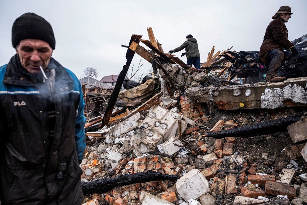 Odklízení trosek v bombardovaném Žytomyru, 2. března.